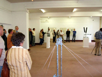 Besucher bewundern die Kunstwerke von Michael Jastram