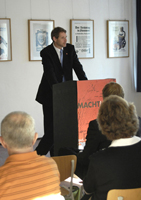 Begr&uuml;&szlig;ung der Ausstellungsbesucher durch Thomas Kr&uuml;ger