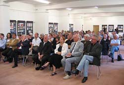 Publikum bei der Er&ouml;ffnung der Ausstellung "MACHTUrlaub"